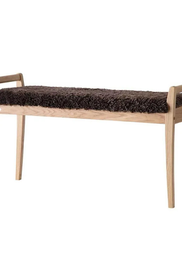 Jättefin brun bänk i ek från Oscarssons Möbel.