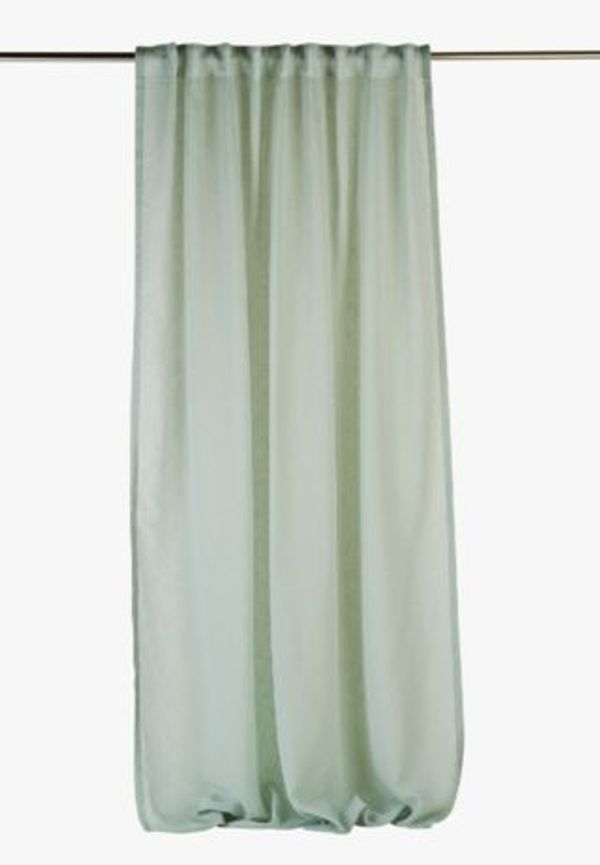 Smickrande gardin i mintgrön färg gjord i linne.