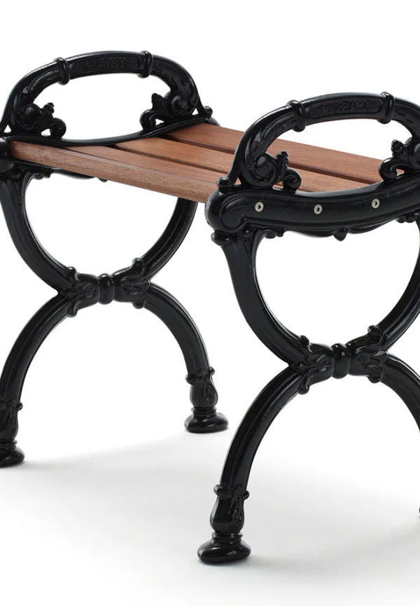 Klassisk pall i svart från Byarums Bruk.