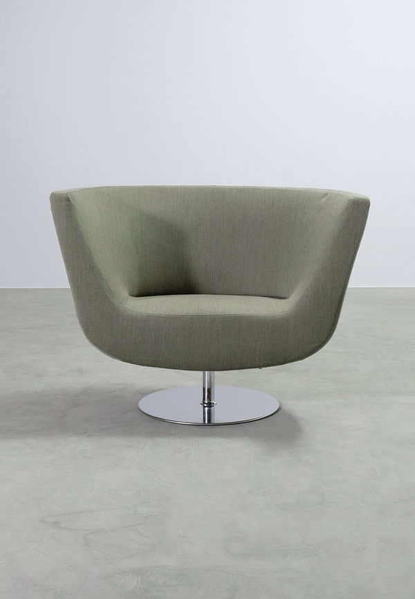 Moderiktig Fåtölj som passar bra vid många olika tillfällen.