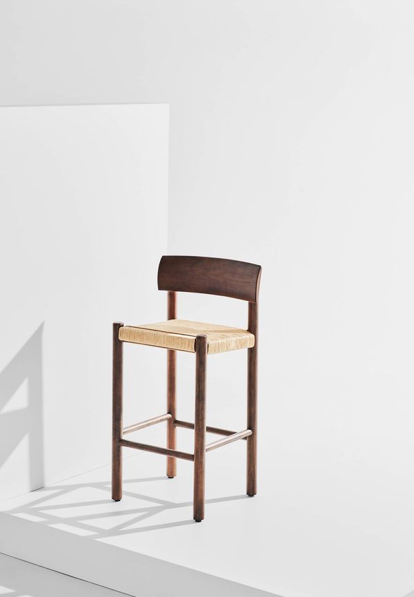Exklusiv barstol i ek från Pastill.