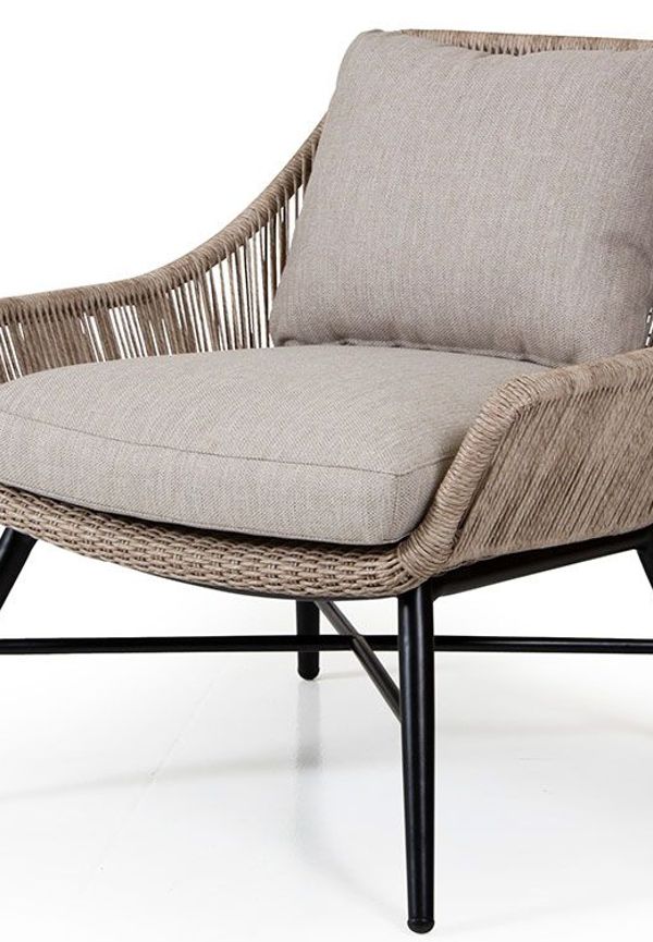 Fantastiskt snygg beige fåtölj i aluminium från Brafab.