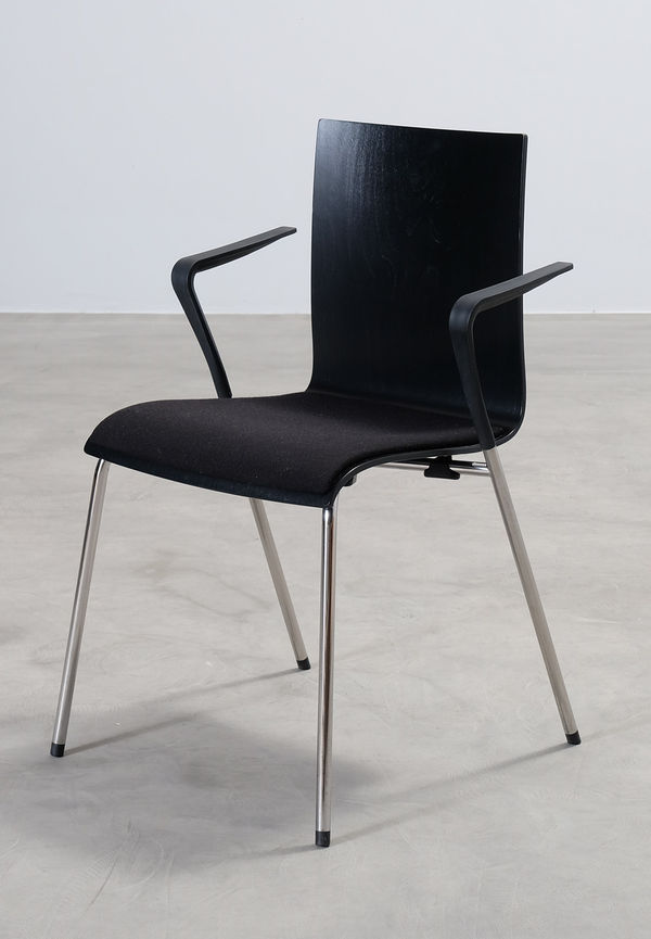 Otroligt fin svart stol 2025 från Piiroinen.