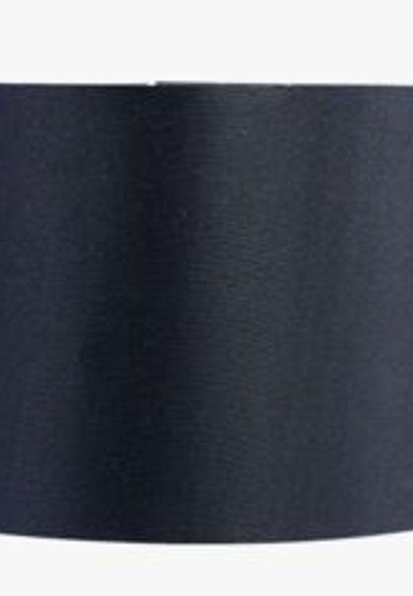 Svart hemtex-lampa i smickrande modell.