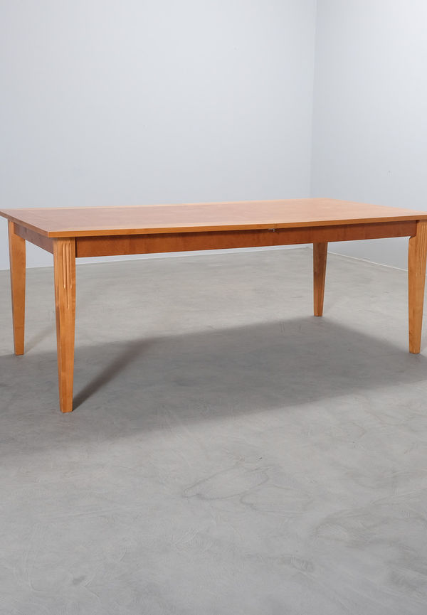 Härlig brun matbord 2025 från Pohjanmaan.