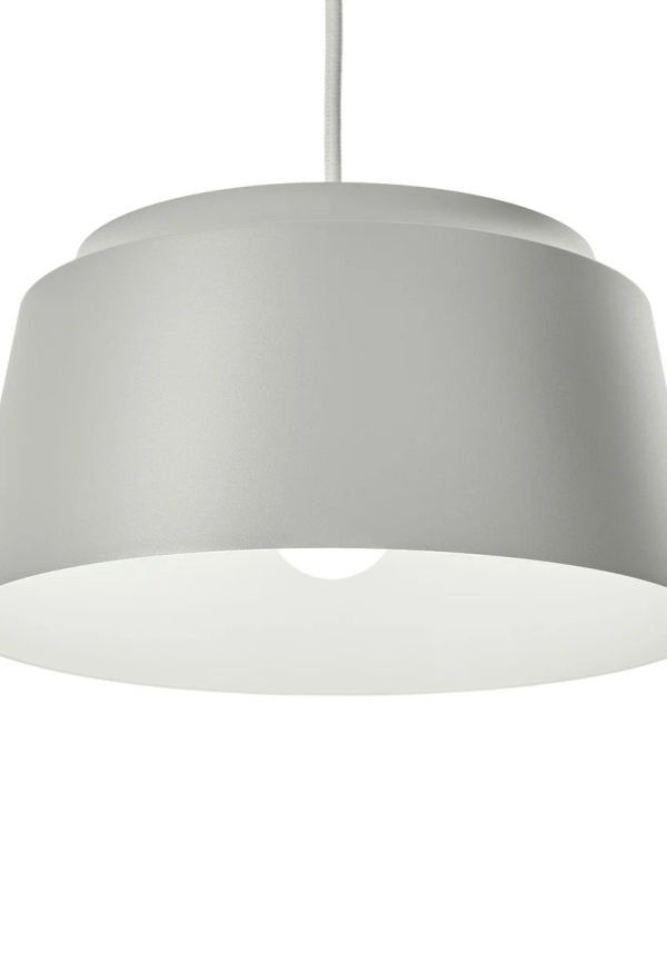 Grå Puik-lampa i fantastiskt snygg modell.