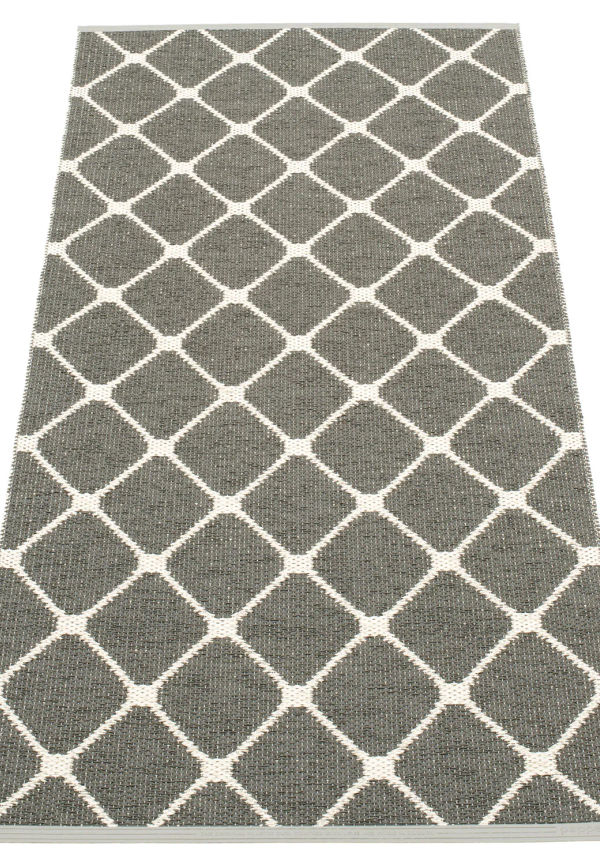 Komfortabel plastmatta 2025 från Pappelina.