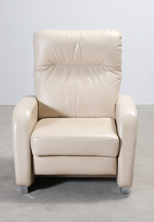 Smickrande beige fåtölj i skinn från No brand.