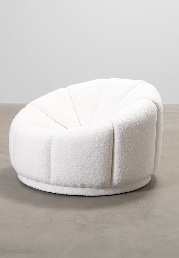 Fantastiskt fin fåtölj i vitt från Richmond Interiors.