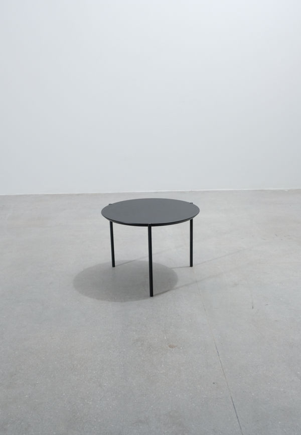 Klassisk svart bord 2025 från No brand.