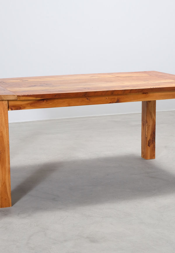 Brun No brand-matbord i mysig modell.