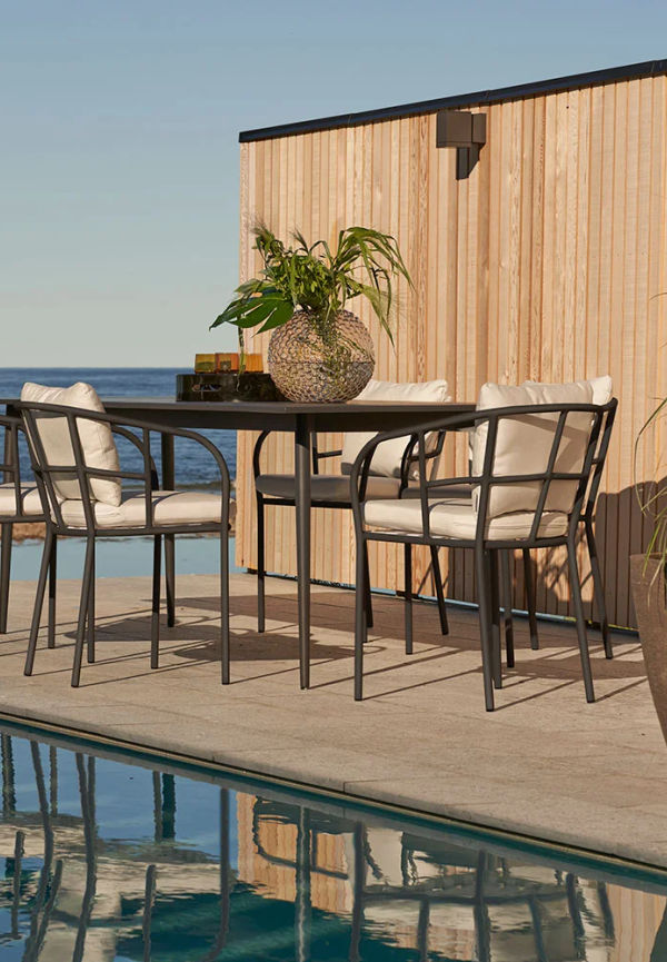 Komfortabel matbord i aluminium från Skargaarden.