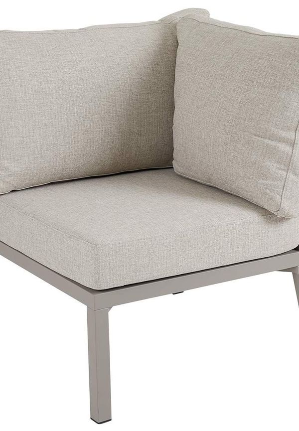 Komfortabel brafab bord i beige färg gjord i aluminium.