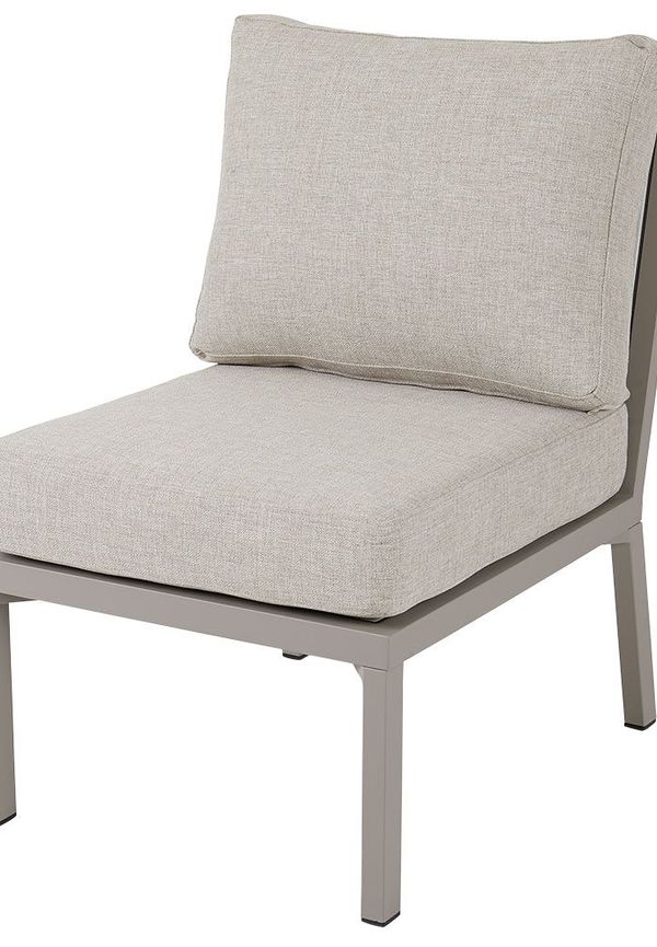 Beige Brafab-aluminiumsoffbord i smickrande modell.