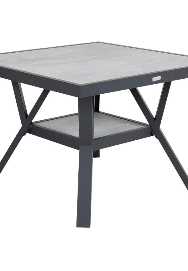 Skön bord som passar bra vid många olika tillfällen.