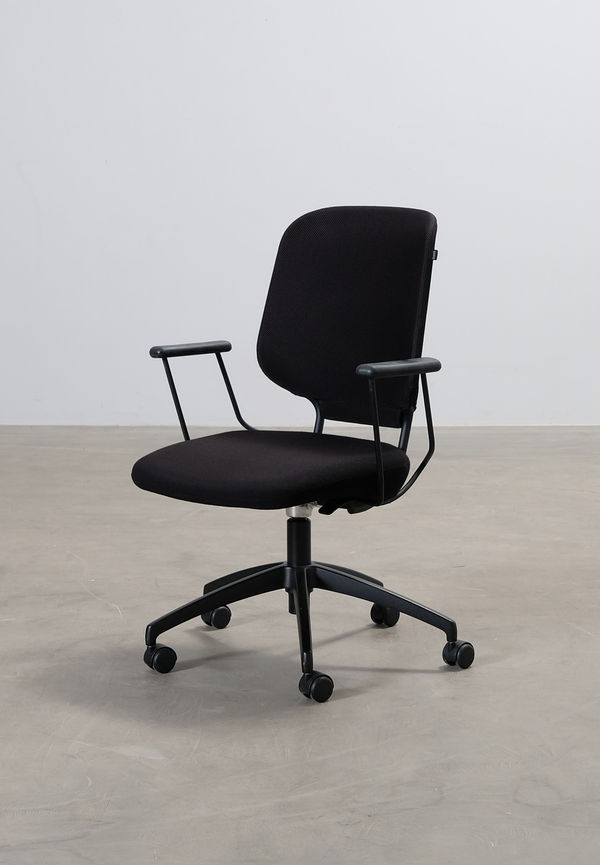 Elegant konferensstol i svart från Savo.