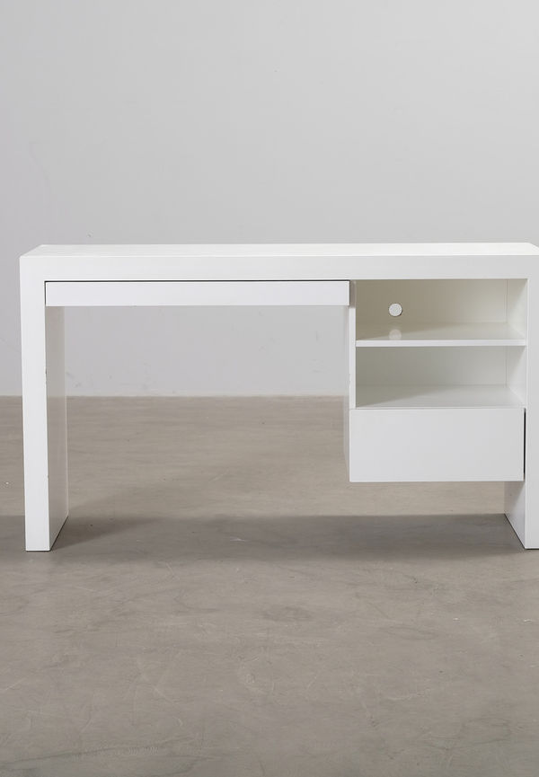 Vit Scanwood-skrivbord i elegant modell.