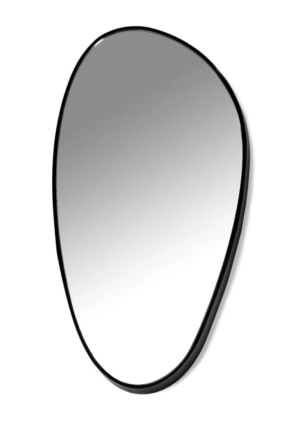 Jättefin spegel i svart från Serax.