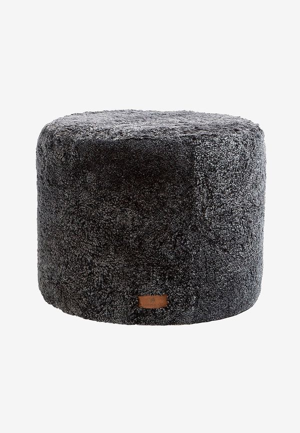 Jättesnygg fotpall i svart från Shepherd.