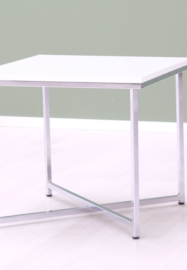 Vit sidobord som passar perfekt till sommaren 2025!