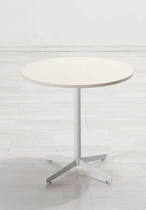 Vit sidobord som passar perfekt till sommaren 2025!