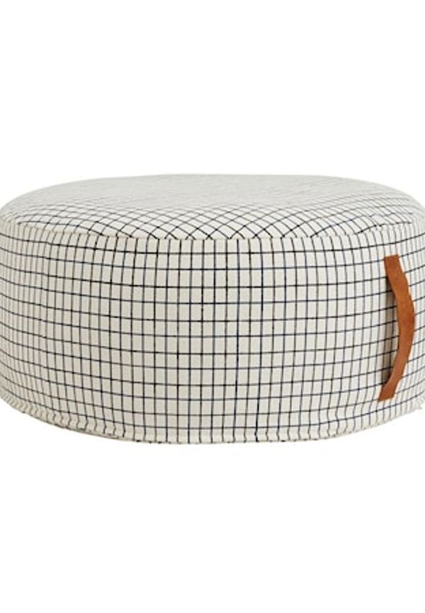 Jättesnygg vit fåtölj i bomull från OYOY.