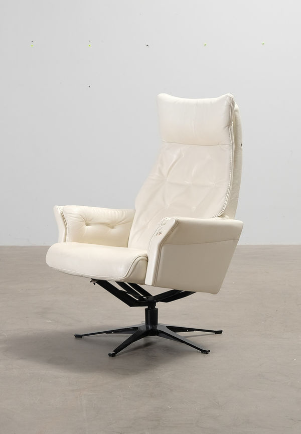 Fin fåtölj i vit färg gjord i skinn.