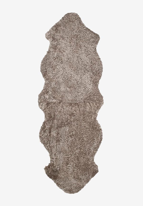 Härlig skinnwille matta i brun färg gjord i fårskinn.