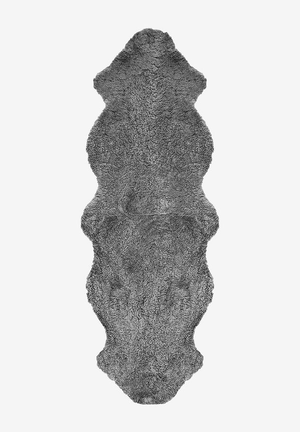 Moderiktig skinnwille matta i grå färg gjord i fårskinn.
