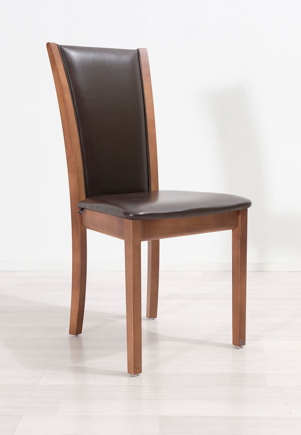 Brun Skovby-matstol i ikonisk modell.