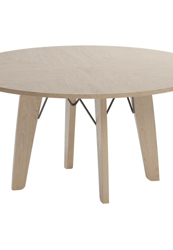 Smickrande bord i ek från Skovby.