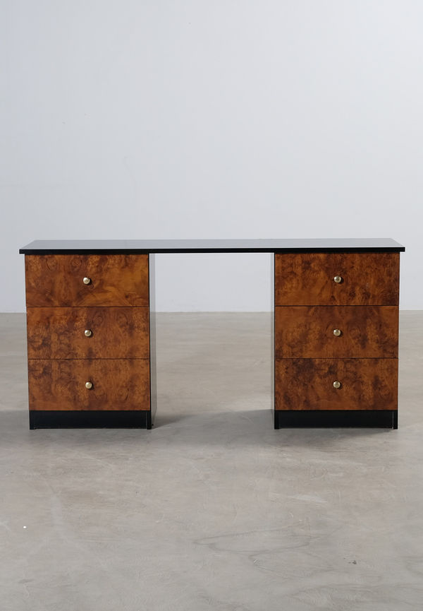 Ikonisk skrivbord 2025 från No brand.