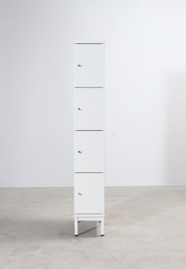 Stilren skåp i vitt från No brand.