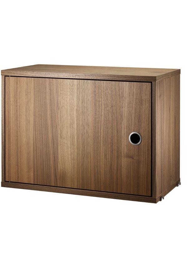 Moderiktig valnötsbord 2025 från String Furniture.