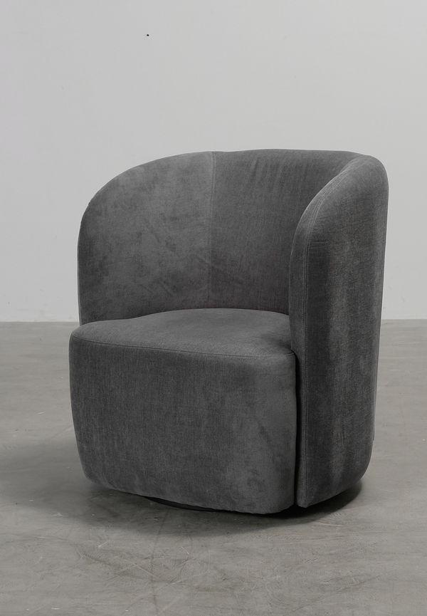 Grå Sofacompany-fåtölj i moderiktig modell.