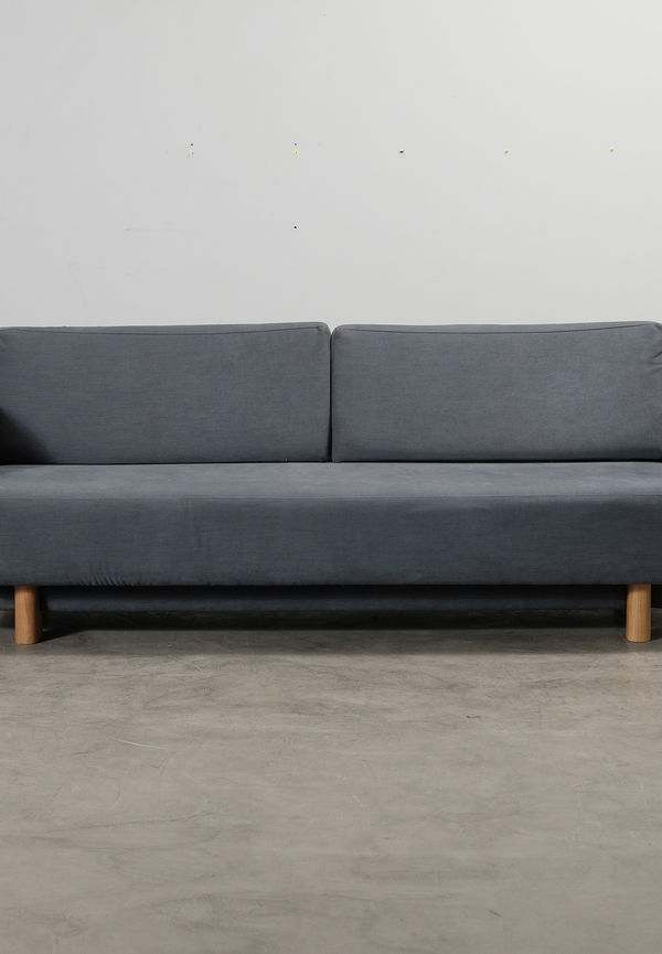 Blå Sofacompany-bäddsoffa i riktigt trendig modell.