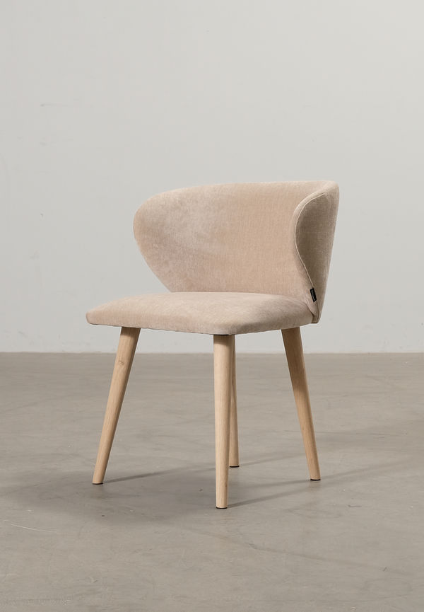 Jättefin beige matstol 2025 från Sofacompany.