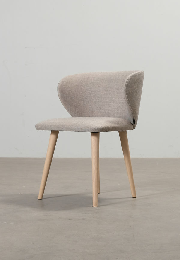 Härlig matbordsstol i ek från Sofacompany.