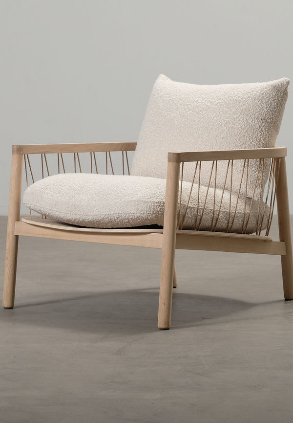 Stilren fåtölj i ek från Sofacompany.