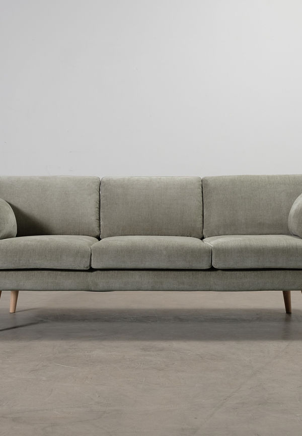 Ikonisk sofacompany soffa i grön färg gjord i ek.