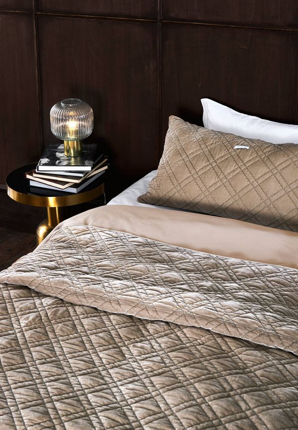 Moderiktig Säng som passar bra vid många olika tillfällen.