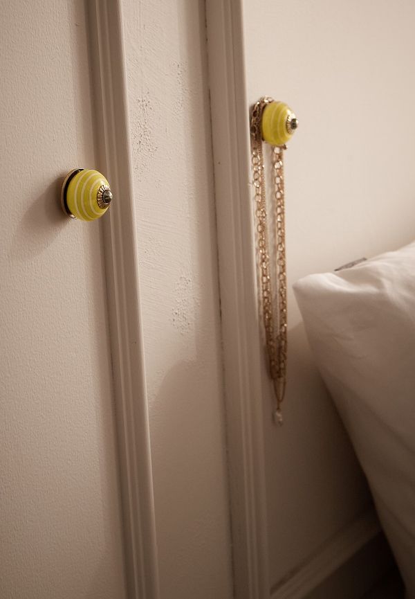 Gul Staycation-garderob i trendig modell.