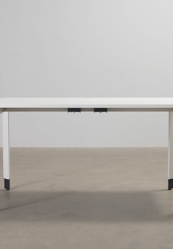 Moderiktig vit bord 2024 från Steelcase.