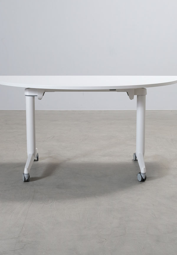 Vit Steelcase-skrivbord i otroligt snygg modell.