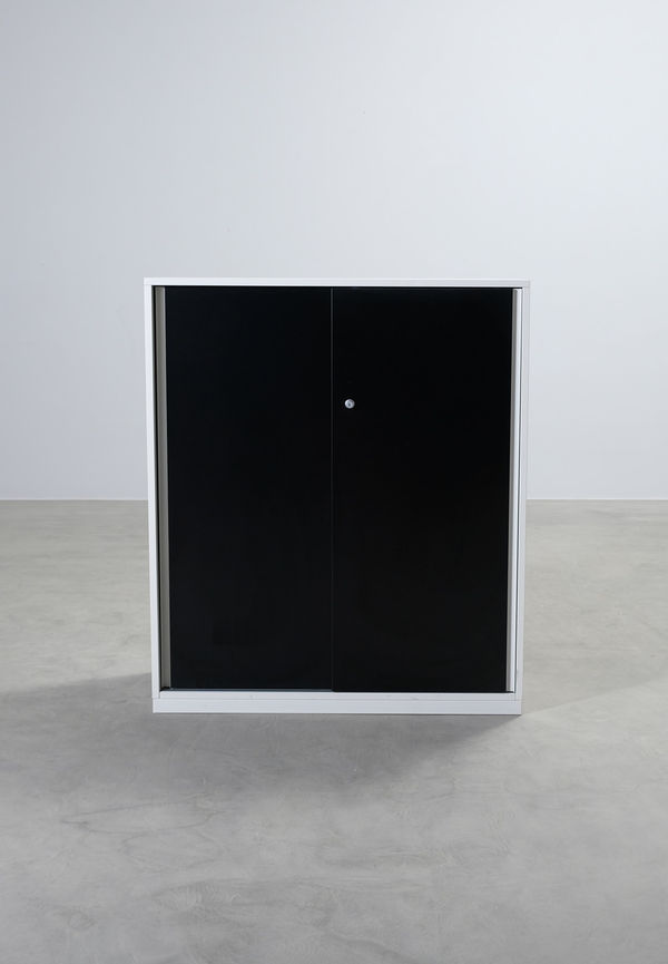 Fantastiskt fin skåp i svart från Steelcase.