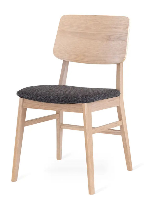 Riktigt snygg matstol i ek 2025 från Torkelson.