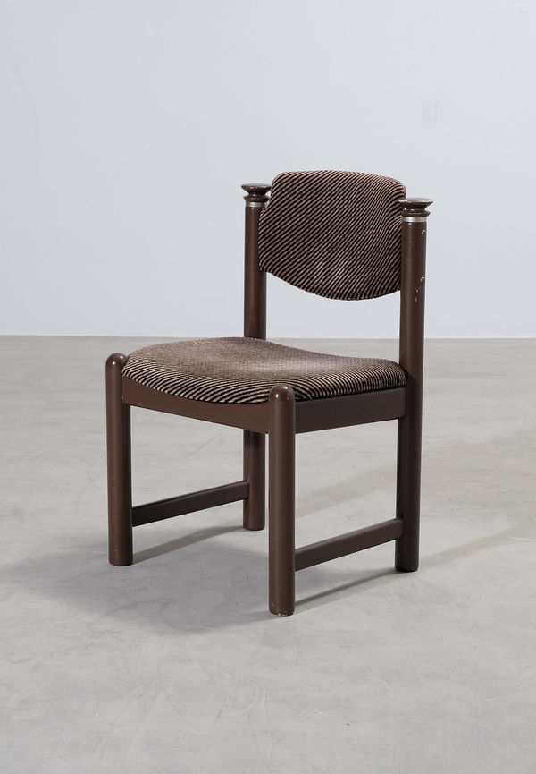 Snygg Stol som passar bra vid många olika tillfällen.