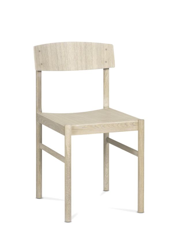 Matstol i ek som passar perfekt till sommaren 2025!