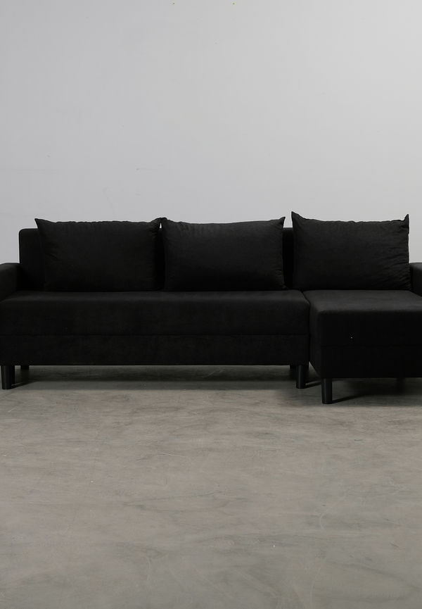 Svart soffa som passar perfekt till sommaren 2025!