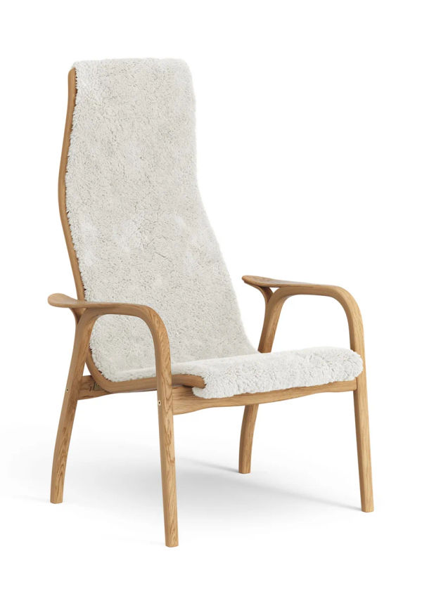 Trendig fåtölj i beige färg gjord i ek.